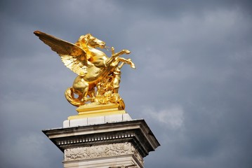 Fototapeta na wymiar Pomnik Pont Alexandre III Paryż