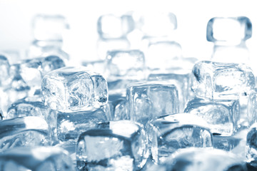 Eiswürfel fällt ins Wasser