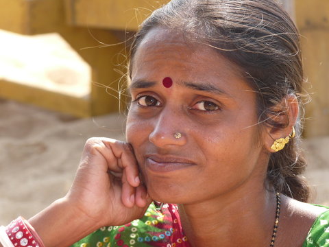 Lächeln einer jungen Inderin