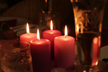 Advent: vier Kerzen und Gläser