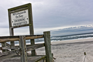 Lifeguards on duty and swimming prohibited during winter - 28741935