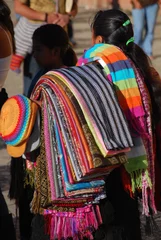 Fotobehang Vendeuse de tissus des Chiapas © Ariane Citron