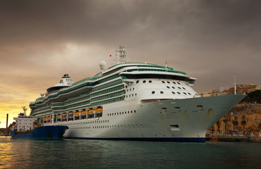 Fototapeta na wymiar cruise liner in the port