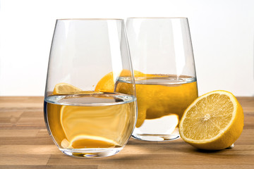 Wasser mit Zitrone