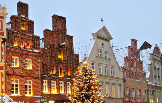 Weihnachtliches L&uuml;neburg: Treppengiebel mit Weinachtsbeleuchtung