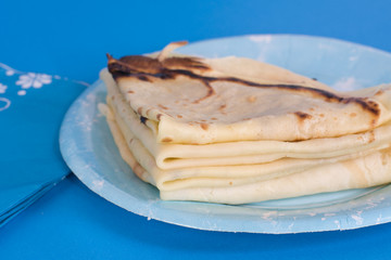 assiette de crèpes sur fond bleu