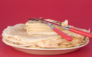 assiette de crèpes sur fond rouge - tradition