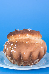 viennoiserie brioche maison sur fond bleu
