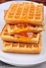hausgemachte Waffeln mit flüssigem Honig