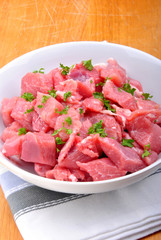 rohes Putengulasch in einer Schale