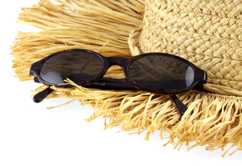 lunettes de soleil sur chapeau de paille