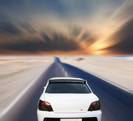 Obraz premium White car on desert road