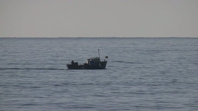 PEQUE&Ntilde;A EMBARCACION DE PESCA SALIENDO A LA MAR