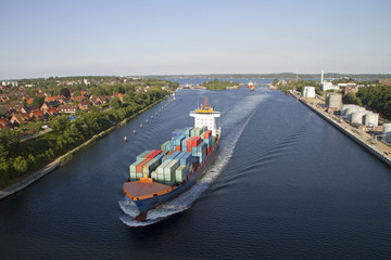 Schiffe auf dem Nord-Ostsee-Kanal bei Holtenau, Kiel © Ralf Gosch