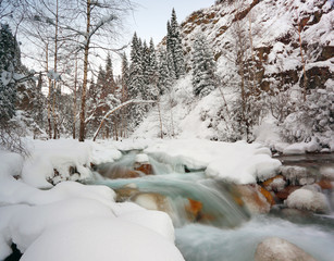 Fototapeta na wymiar Rzeka górskich w zimie