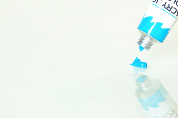 Tube mit blauer Farbe