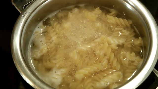 Nudeln kochen im Topf