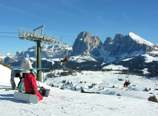 Fototapeta na wymiar Snowboardzista na Alpe di Siusi