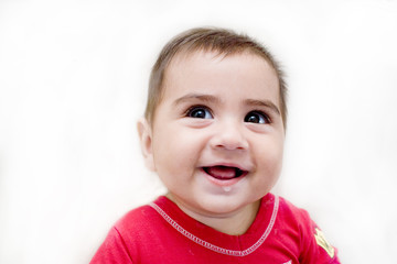 neonato che sorride con maglia rossa
