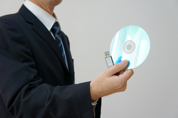 情報漏えいに注意を促すビジネスマン