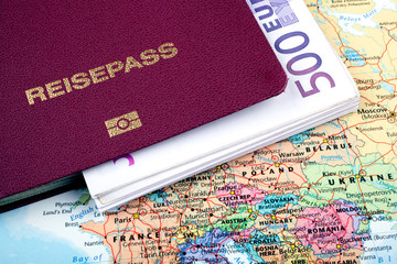 Reisepass mit Banknoten auf Reisekarte