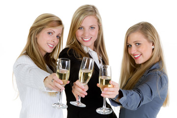 drei frauen halten sektgläser