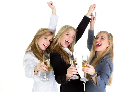drei frauen beim feiern