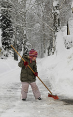 Kleines Mädchen fegt Schnee