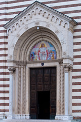 Obraz premium Porch at the entrance of a church