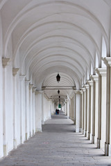 Fototapety  Biała kolumnada z dwójką kochanków