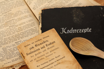 Altes Kochbuch handschriftlich mit Kochlöffel
