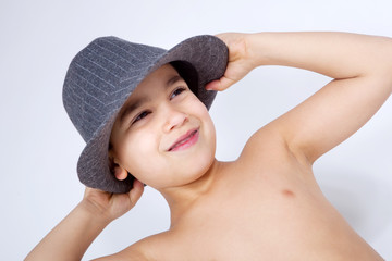 Portrait d'un petit garçon avec un chapeau
