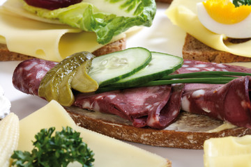 Wurstbrot auf kalter Platte