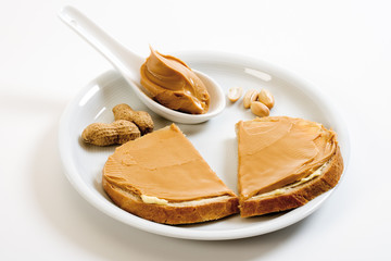 Butterbrot mit Erndussbutter, Erdnüsse