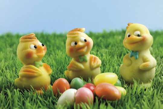 Marzipan K&uuml;ken auf Wiese mit Zuckereiern