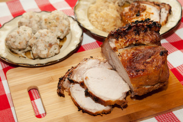 Schweinebraten mit Klöße und Kraut