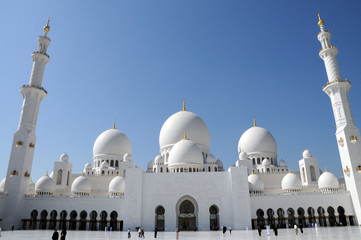 Fototapeta na wymiar Wielki Meczet w Abu Dhabi, szeroki