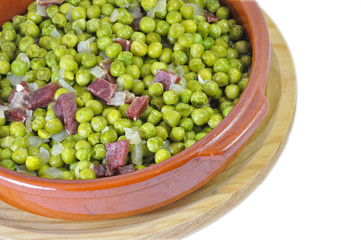 Cazuela de guisantes con jamón.