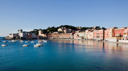 Fototapeta na wymiar Trochę włoski port: Sestri Levante, Liguria. WŁOCHY.