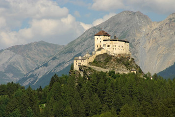 Fototapeta na wymiar The historical mountain castleTarasp in the Swiss Alps (Graubund