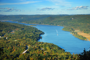 Fototapeta na wymiar Szczyt rzeki Hudson Widok jesienią