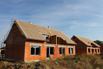 Fototapeta na wymiar Budowa domów w zabudowie bli¼niaczej na przedmieściach