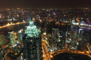 Fototapeta premium Widok z lotu ptaka na megamiasto Szanghaju nocą