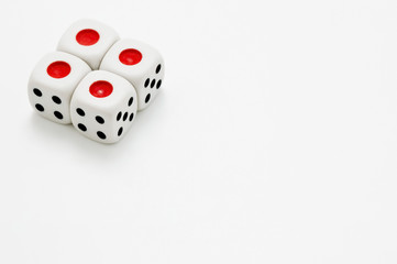 白背景に複数のサイコロ