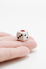 サイコロを持った手のアップ