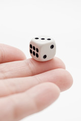 サイコロを持った手のアップ