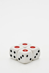 白背景に複数のサイコロ