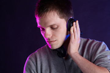 junger Mann hört Musik