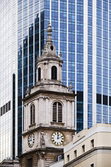 Wieża kościelna na tle nowoczesnej architektury Londyn