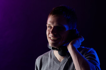 Portrait DJ mit Kopfhörer